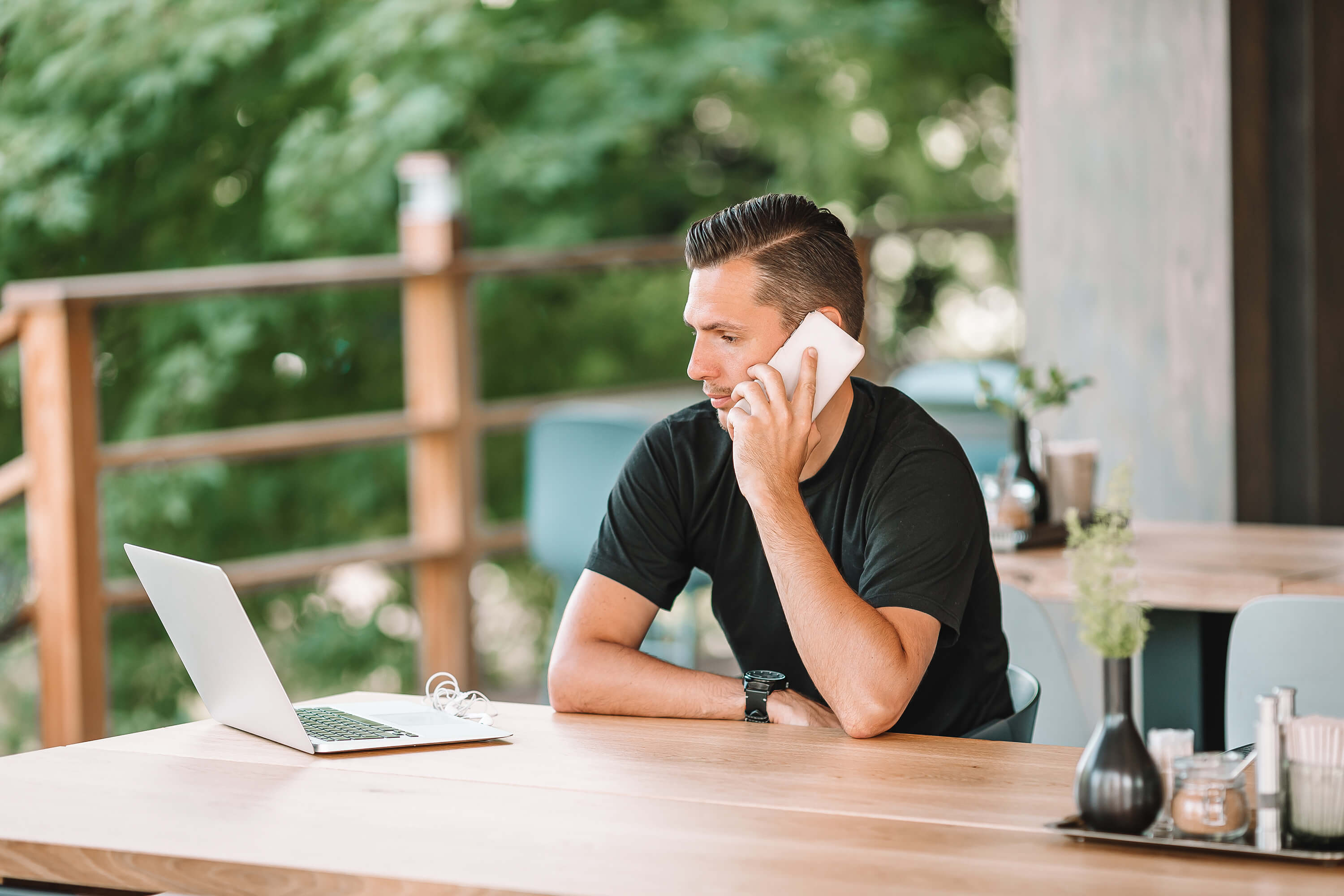 Man zoekt producten op zijn telefoon